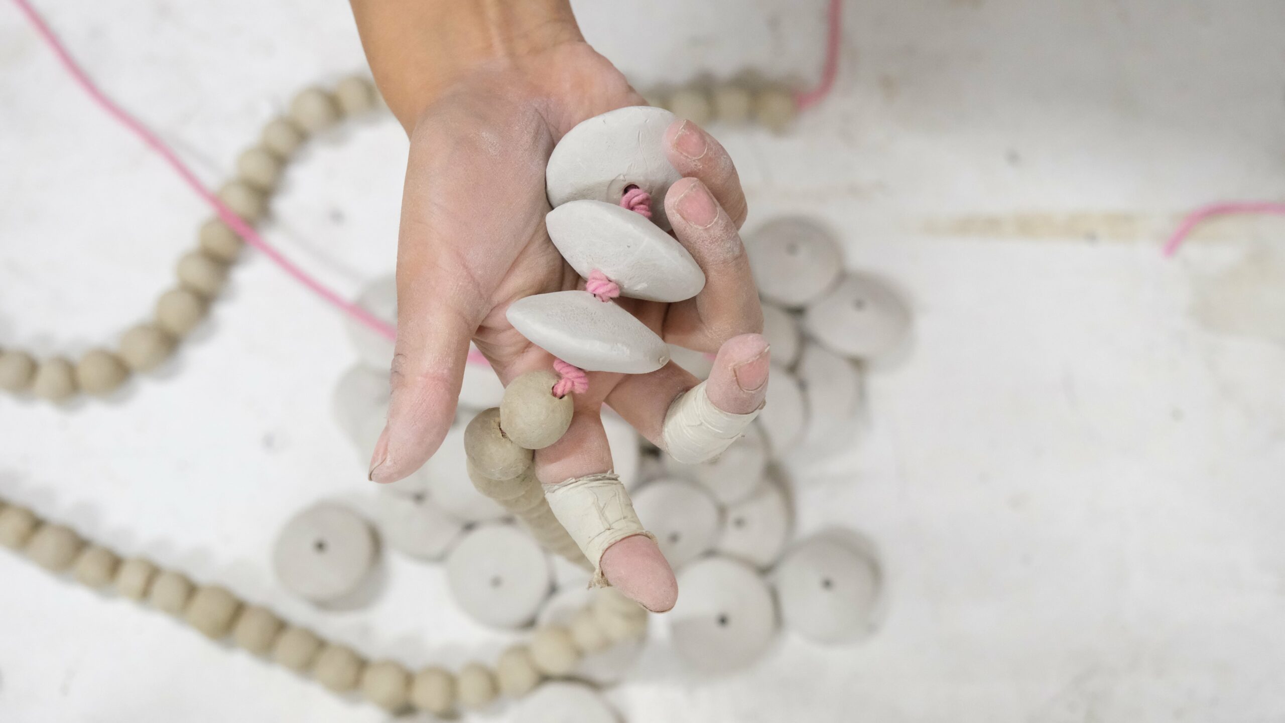 Maria E André perles d'argiles sculpture installation vue d'atelier